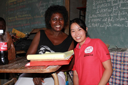 受講生のブルノリンさんと駐在員の古川アンナ