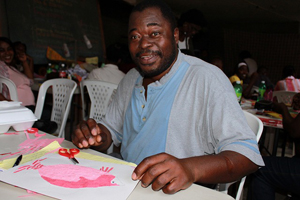 ちぎり絵の作品と、受講生のモンデシール氏