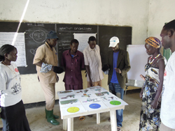 絵を使った衛生教育について学ぶ先生たち