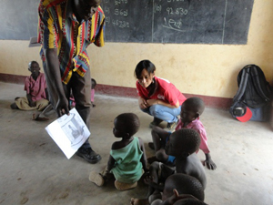 教室で児童に衛生教育を行う先生