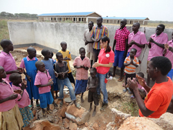 学校の周りを調査する生徒たちと駐在員