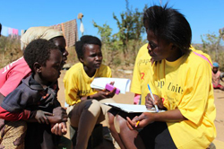 戸別訪問を行うエイズ対策クラブのメンバー