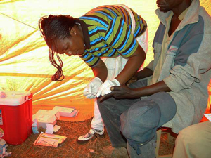 テント内の検査の様子