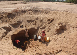 季節河川から水を汲む女性たち