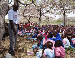 子どもたちに手洗いの大切さなどを教える水管理委員会のメンバー