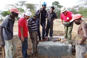現地の建設業者と協議する駐在員の斎藤文司と東京事務局の五十嵐豪