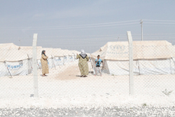 テントが並ぶ避難民キャンプ