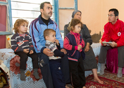 アレッポから逃れてきた一家の話を聞く東京事務局の景平義文