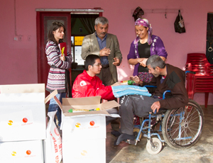 食料と生活必需品の配付の様子