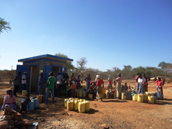 水販売所に並ぶ人々