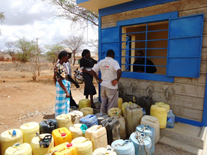水販売所の前で