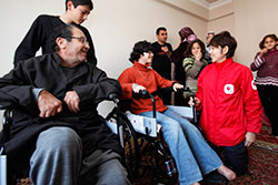 避難先での負担が少しでも軽くなるように 障害のある父娘に車いすを配付する雨宮知子