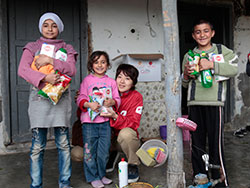 ファティマさんはシリアで車を売ったお金を切り崩してなんとか生活しています 配付物資を受け取り喜ぶファティマさんの子どもたちと雨宮知子