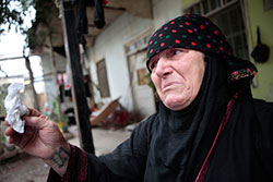 苦しい生活なのに、支援物資は「私よりもっと大変な人の元へ」と言ってくださいました 涙を流しながら故郷に帰りたいと話すシリア人の女性