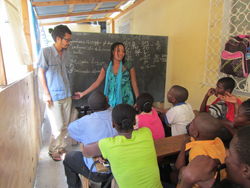 狭い廊下での授業の様子