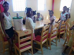 新しいい宿舎の食堂。大きなテーブルと人数分のいす