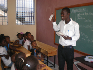 衛生教育を実施する先生と聞き入る子どもたち