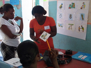 衛生教育の教材を囲む先生たち