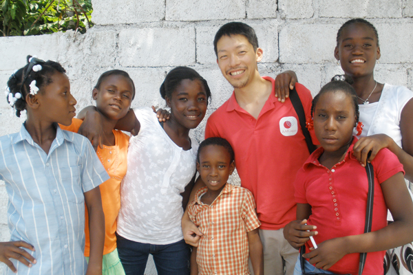 衛生クラブの生徒たちに囲まれた駐在員の平間