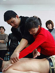 視覚障がいを乗り越えて。マブズナさん rpt1307_1192_4mavzuna.jpg