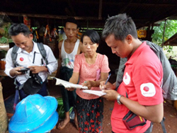 村人に話を聞くAAR職員