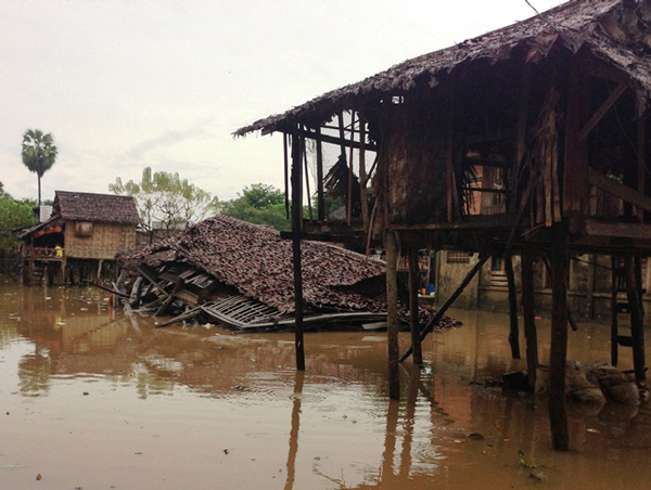 街なか、崩れた家