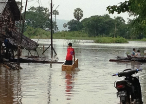 街なか、ボートに乗って移動する人
