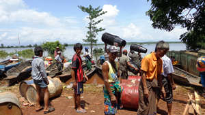 支援物資を運ぶ人々