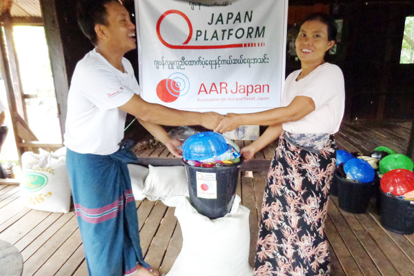 支援物資を受け取る被災者