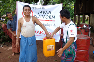 燃料を受け取る人