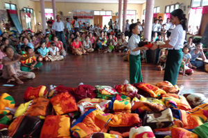 僧院内での物資配付の様子