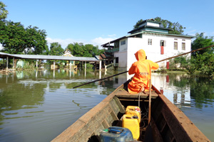 水に囲まれた建物に向かう小舟