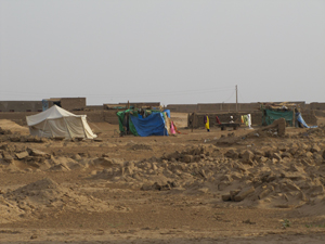 崩れたレンガの山と、並ぶテント