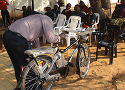 ボランティアへの自転車供与式