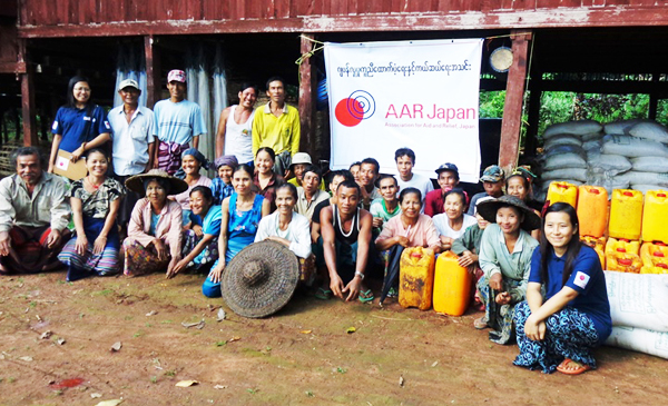 支援物資を受け取った人々