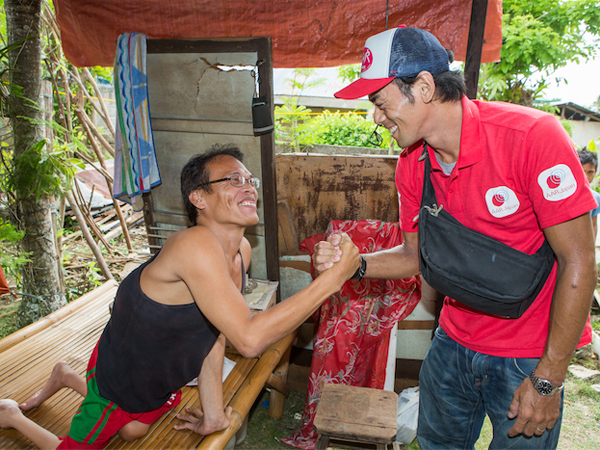 笑顔でAARスタッフの手を握るロレンドさん
