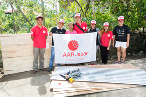 支援物資を受け取って記念写真