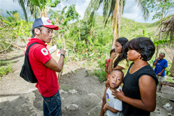 屋外で話を聞く