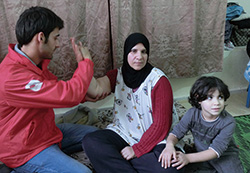 理学療法士とリハビリに励むナシームさん