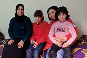 ナシームさん家族とAARの栁田純子