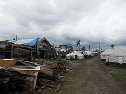 テントが立ち並ぶ沿岸部