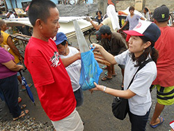 ロデリト・ノウェラスさんとAAR東京事務局の広谷樹里