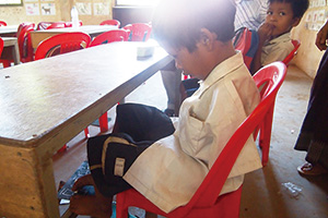 足でメモを取るビーレアくん