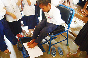 専用のいすを使うビーレアくん