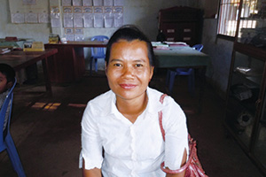 インタビューに答えるチュム・サルン先生