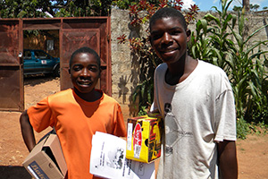 学用品を受け取る子どもたち