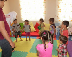 遊ぶ子どもたち