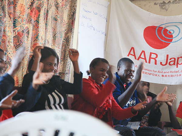 エイズについての正しい知識を歌にのせて伝える「エイズ対策クラブ」の活動の様子