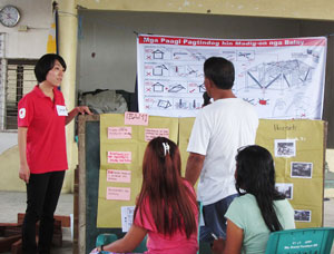 マイクを持って発表する参加者