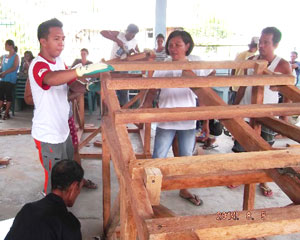 模型を建てる参加者たち